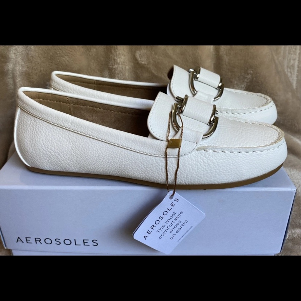 NIB Aerosoles Big Bet Flats Classic Style; Off White with Gold Buckle; Size 6W